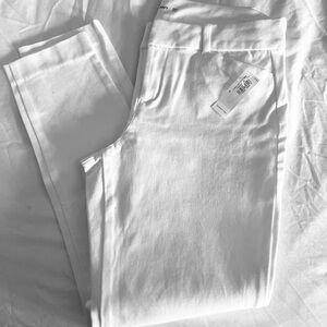 New with tags. Old Navy Pixie Ankle pants. Size 6. Never worn.
